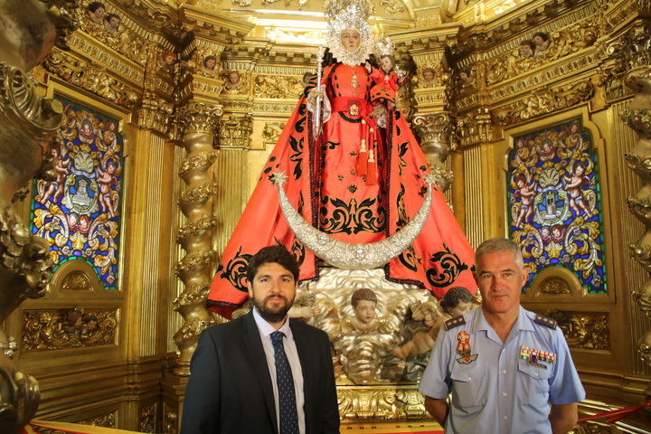 El presidente de la Comunidad asiste a la ofrenda floral de los alumnos de la Academia General del Aire a la Virgen de la Fuensanta (3)