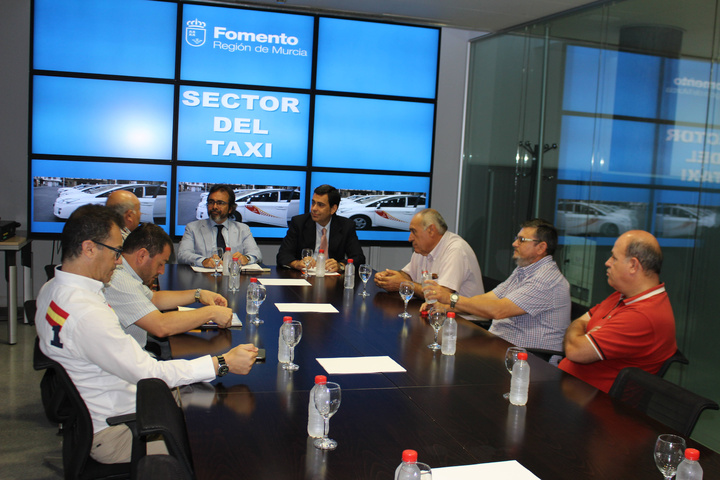 Reunión con los representantes de las asociaciones del taxi de la Región de Murcia