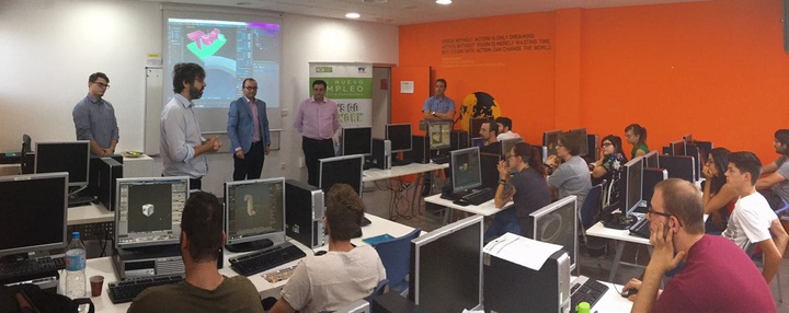 El director general del Servicio Regional de Empleo y Formación, Alejandro Zamora, ha visitado hoy a los alumnos del curso de programación