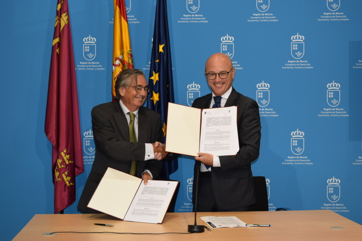 El consejero de Empleo, Universidades y Empleo, Juan Hernández, y ell director de Iberdrola Distribución en Comunidad Valenciana y Región de Murcia, Bonifacio Álvarez, tras la firma del convenio