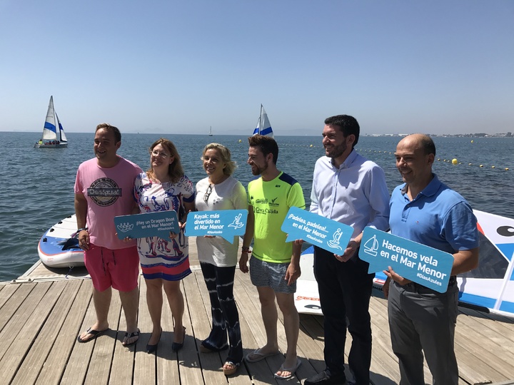 La consejera de Educación, Juventud y Deportes presenta la campaña 'Días Azules' en el Mar Menor