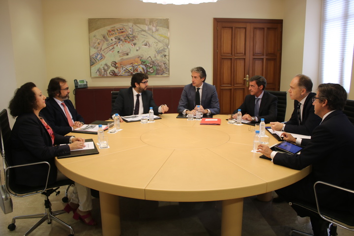 El presidente de la Comunidad, Fernando López Miras, se reúne con el ministro de Fomento (4)