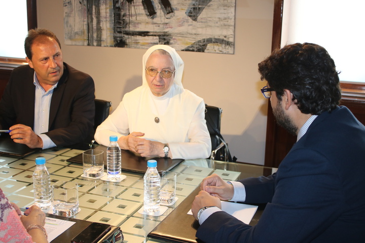 El presidente de la Comunidad recibe a la junta directiva de la Asociación Lares (3)