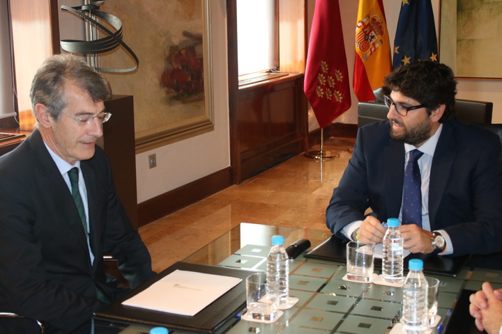 Fernando López Miras se reúne con el director corporativo de Iberdrola España (2)