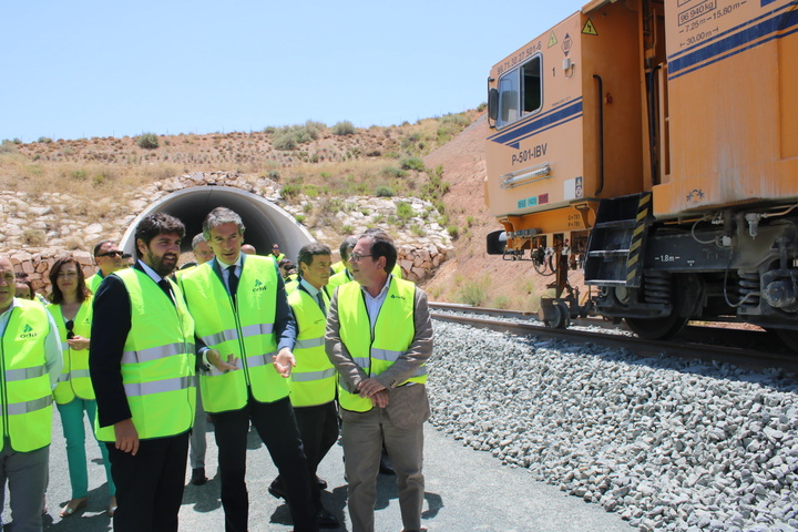 El presidente de la Comunidad y el ministro de Fomento visitan las obras de la variante ferroviaria de Camarillas