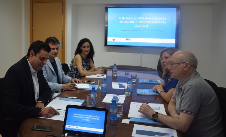 El director general del Servicio Regional de Empleo y Formación, Alejandro Zamora, durante la reunión con representantes de la Unión Murciana de Hospitales