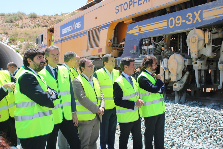 El presidente de la Comunidad y el ministro de Fomento visitan las obras de la variante ferroviaria de Camarillas (3)
