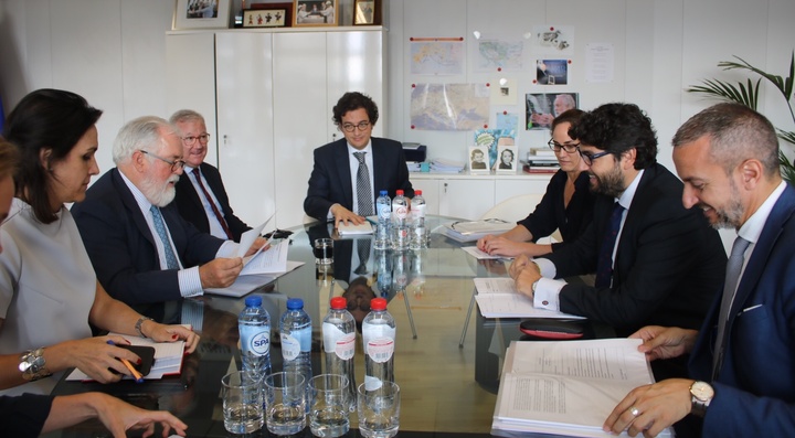 El jefe del Ejecutivo se reúne con comisario europeo de Acción por el Clima y Energía, Miguel Arias Cañete