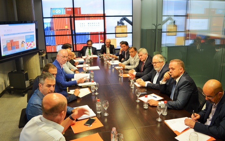 Reunión empresarial sobre los avances en el desarrollo de la Zona de Actividades Logísticas de la ciudad de Murcia.