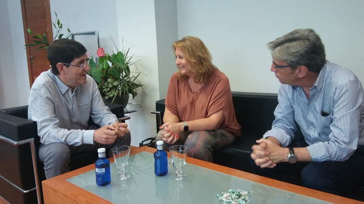 El consejero de Salud, Manuel Villegas, recibe junto al secretario general de la Consejería, Miguel Ángel Miralles, a la coordinadora de Relaciones Sociosanitarias de la Fundación Luzón-Unidos contra la ELA (Esclerosis lateral amiotrófica), May Escobar