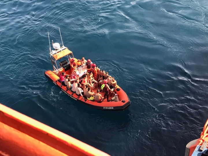 Los "náufragos" son rescatados en aguas de Águilas por los efectivos dispuestos por la Sociedad de Salvamento Marítimo y la Cruz Roja.