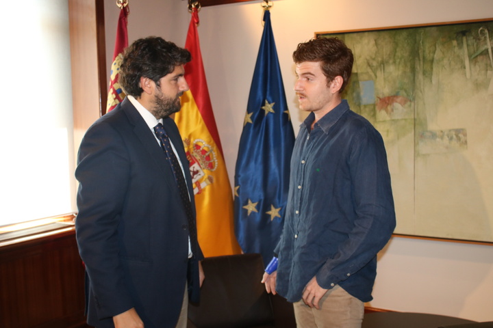 López Miras recibe en el Palacio de San Esteban al murciano Alejandro Martínez, víctima del atentado terrorista cometido en Londres el pasado mes de junio (2)