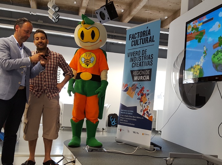 Salva Espín explica al consejero Javier Celdrán la mecánica de juego de 'Superjimbee'