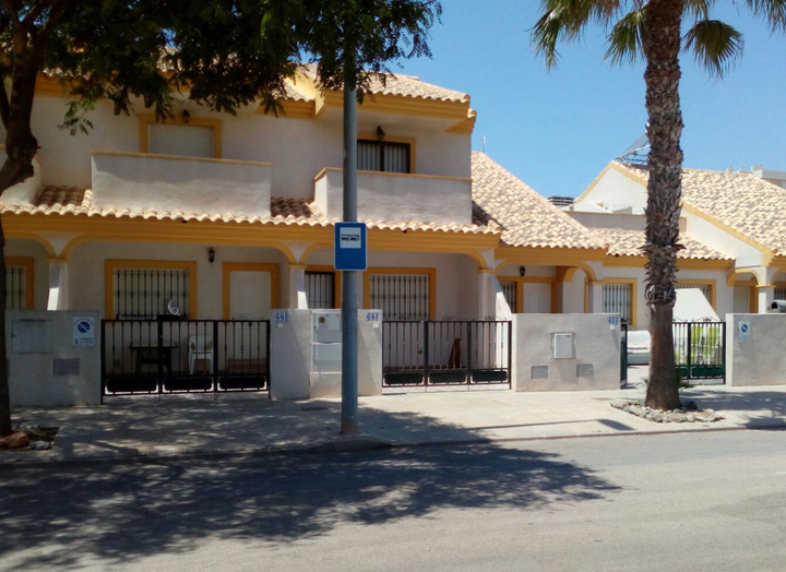 Nueva parada de autobús en la Urbanización Playa Paraíso de La Manga