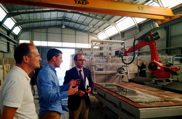El director del Instituto de Fomento, Joaquín Gómez, junto a uno de los responsables de Mármoles Miñarro y al director del Centro Tecnológico del Mármol, Javier Fernández