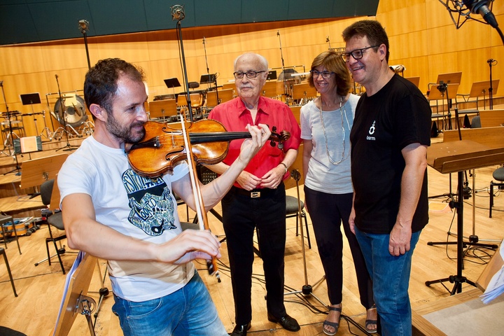 La directora general del Instituto de las Industrias Culturales y de las Artes, Marta López-Briones, junto al compositor Manuel Moreno-Buendía (2i) y al director Manuel Hernández-Silva (d)