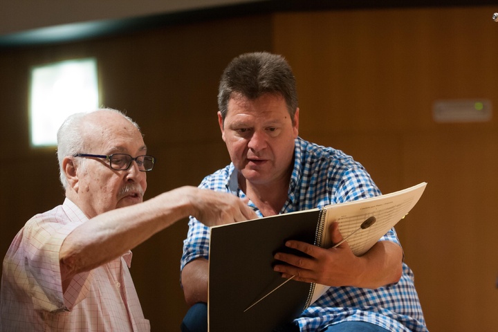El compositor murciano Manuel Moreno-Buendía (i), junto al director de orquesta Manuel Hernández-Silva