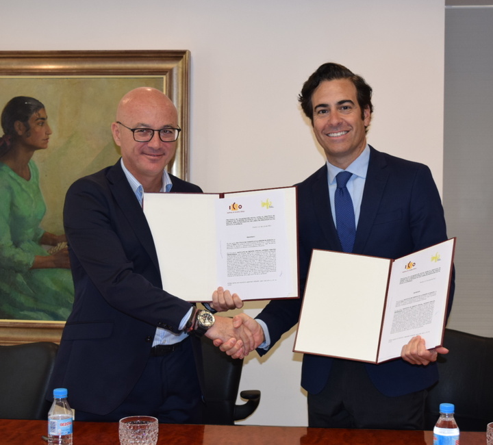 El consejero de Empleo, Universidades y Empresa, Juan Hernández, y el presidente del Instituto de Crédito Oficial (ICO), Pablo Zalba, en la firma del convenio para impulsar el crecimiento empresarial en la Región