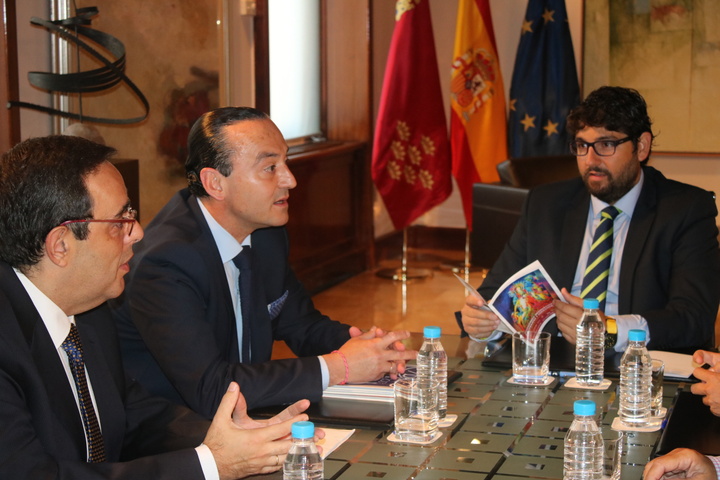 Fernando López Miras recibe al presidente del Real y Muy Ilustre Cabildo Superior de Cofradías de Murcia
