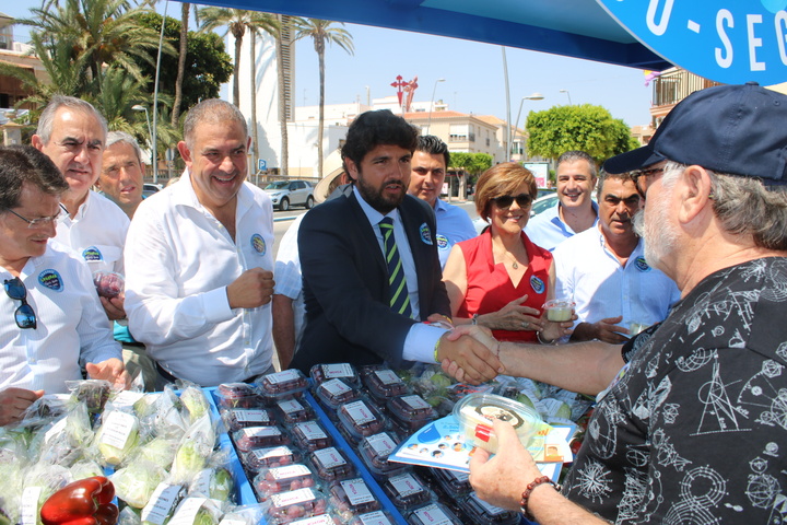 El presidente de la Comunidad inaugura la campaña del Scrats 'Saborea el agua que nos une' (2)