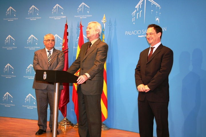 El presidente de la Comunidad recibió al consejero de Bienestar Social de la Generalitat Valenciana (2)