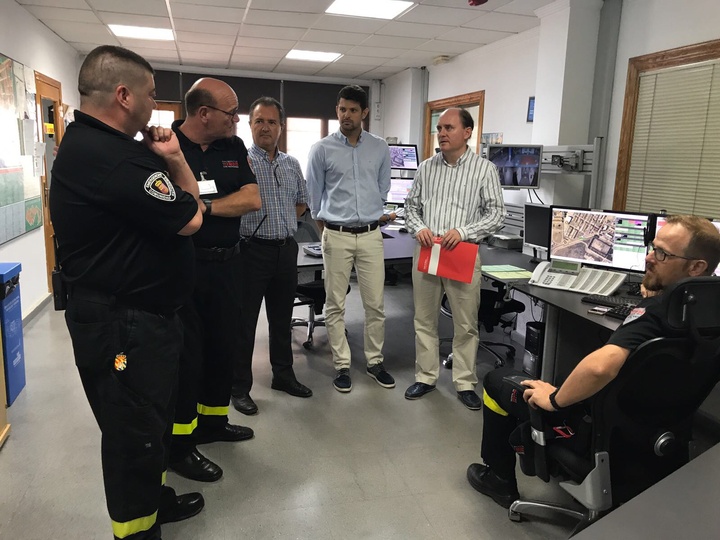 El director general José Ramón Carrasco visita el centro de Protección Civil en Los Alcázares