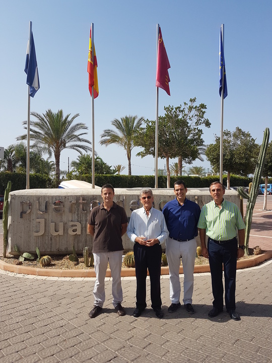El director general José Ramón Díez de Revenga izó la bandera azul en el puerto deportivo Juan Montiel de Águilas