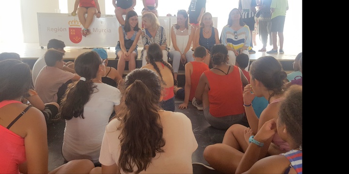 Visita a los menores tutelados por la Comunidad que veranean en Águilas