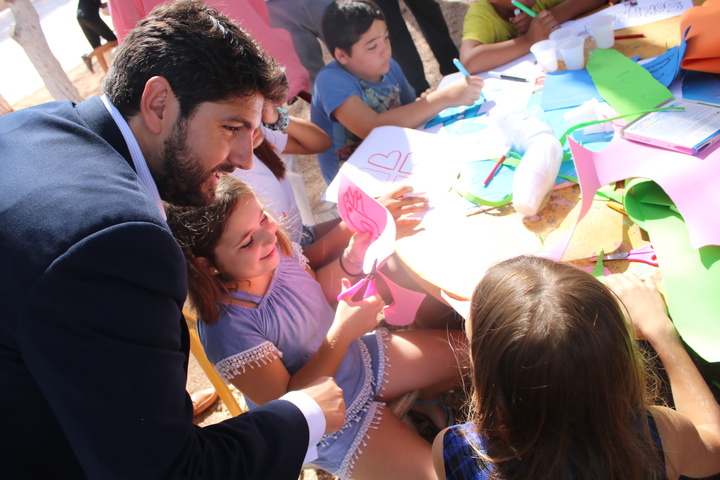 El presidente de la Comunidad visita el campamento de verano para menores que organiza Cáritas Diócesis de Cartagena (2)