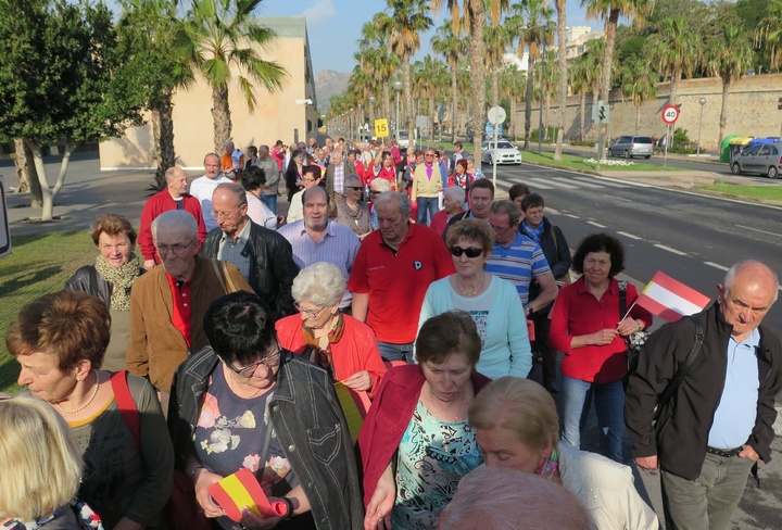 Un grupo de turistas extranjeros, durante una visita a la ciudad de Cartagena