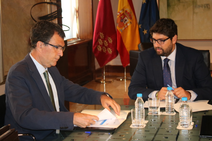 El jefe del Ejecutivo regional, Fernando López Miras, recibe al alcalde de Murcia, José Ballesta (2)