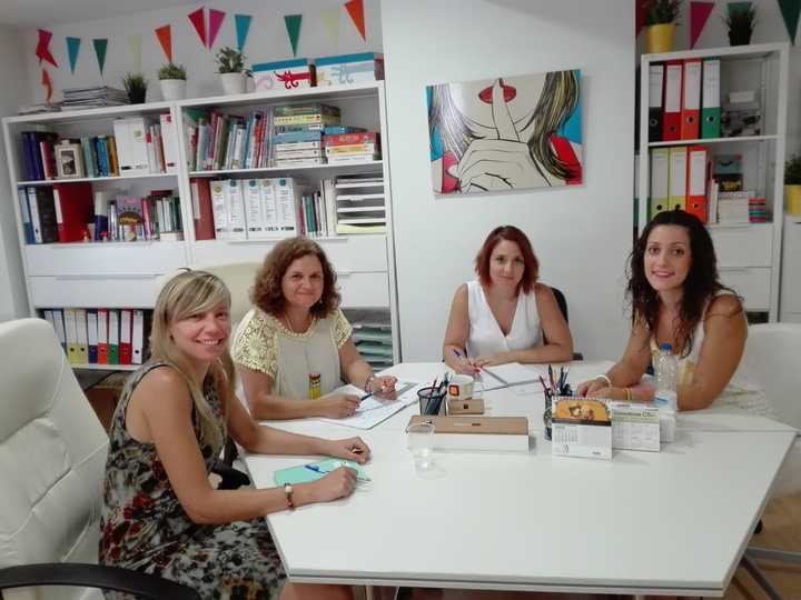 La Directora General de Mujer e Igualdad de Oportunidades, Alicia Barquero, durante una reunión con representantes de la asociación 'Quiero Crecer'