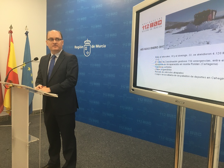 El director general de Seguridad Ciudadana y Emergencias, José Ramón Carrasco, explicando las incidencias atendidas con ocasión del episodio de frío y nievo del pasado mes de enero