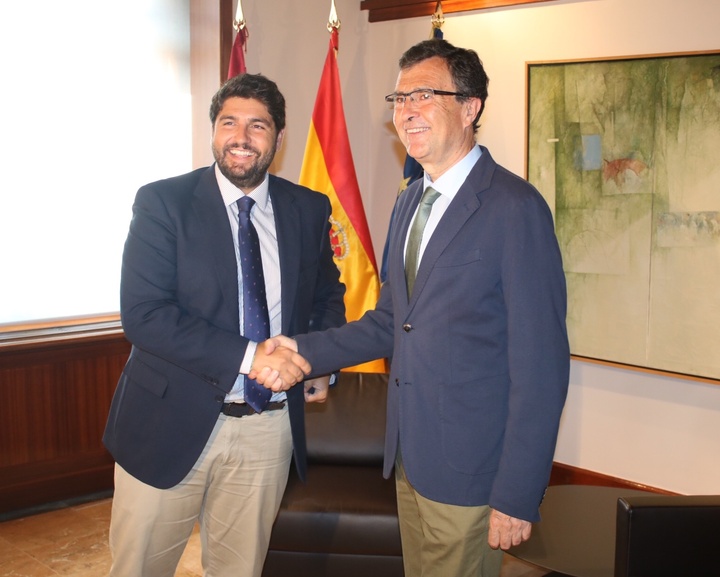 El jefe del Ejecutivo regional, Fernando López Miras, recibe al alcalde de Murcia, José Ballesta