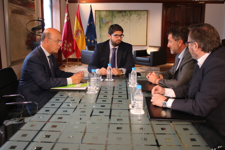 El jefe del Ejecutivo regional, Fernando López Miras, recibe al presidente de la Casa Regional de Murcia en Barcelona, Emiliano Bermúdez (2)