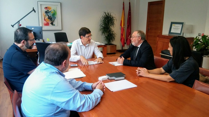 El consejero de Salud, Manuel Villegas, se reunió hoy con el presidente de la Sociedad Científica Española de Estudios sobre el Alcohol, el Alcoholismo y las otras Toxicomanías (Socidrogalcohol), Francisco Pascual