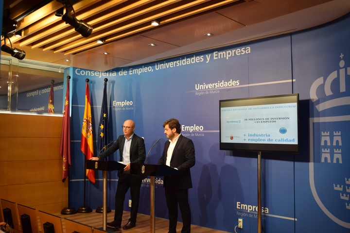 El consejero de Empleo, Universidades y Empresa, Juan Hernández, junto al consejero delegado de la empresa biotecnológica Symborg, Jesús Juárez, durante el anuncio de una inversión de 28 millones de euros para nuevas instalaciones de la compañía