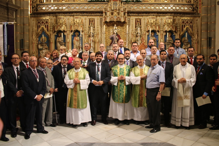 El presidente de la Comunidad, Fernando López Miras, recibe la medalla de la Real Hermandad de Caballeros de la Virgen de la Fuensanta (2)