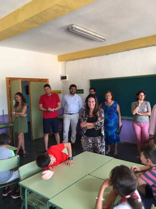 La directora general de Centros Educativos, Remedios Lajara, visitó el colegio San Ginés de la Jara con motivo del inicio del curso escolar 2017/2018