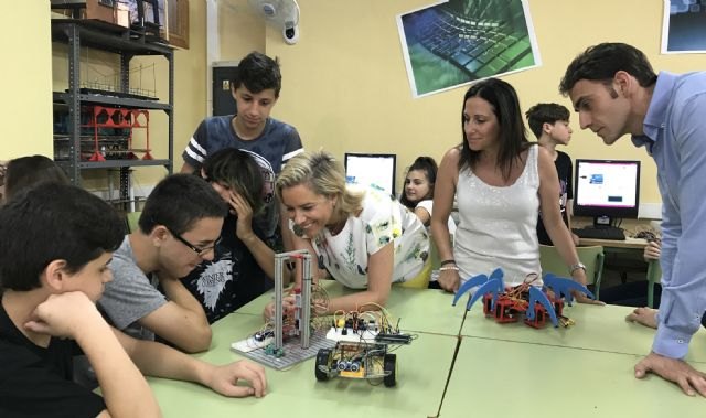 La consejera de Educación, durante una visita al  IES Juan Carlos I de Murcia