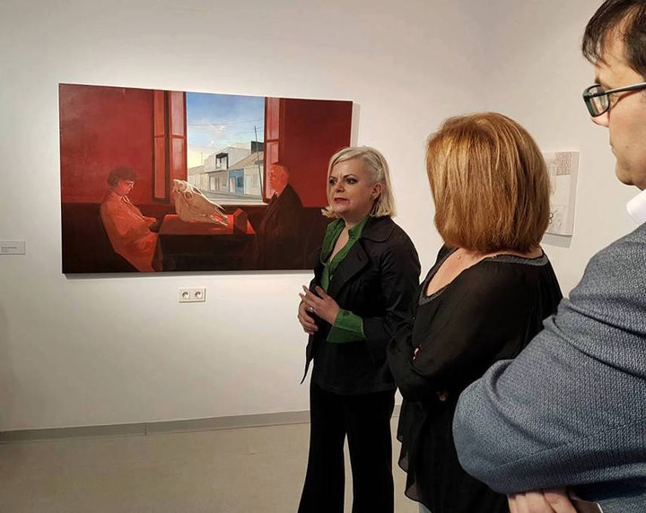 La creadora María José Contador, durante una visita guiada a su exposición