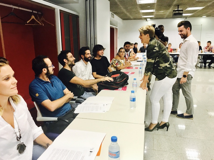 La consejera Noelia Arroyo en una reunión de los Presupuestos Participativos en el área de Juventud