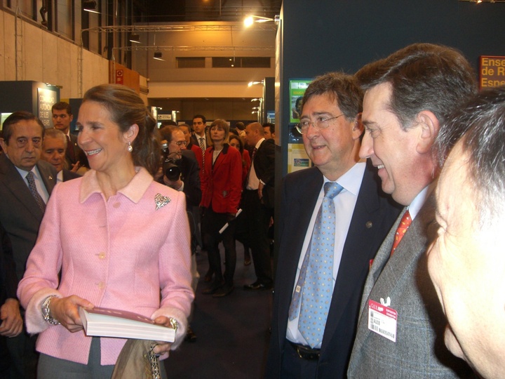 La infanta doña Elena visitó el stand de la Consejería de Educación en la Feria Aula 20008
