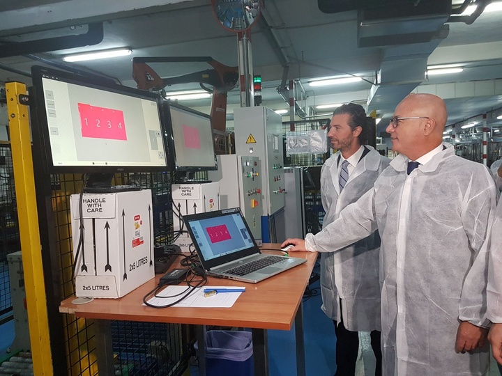 El consejero de Empleo, Universidades y Empresa, Juan Hernández, conoce el sistema de robotización desarrollado por Inemur para la empresa Vinagres JR Sabater