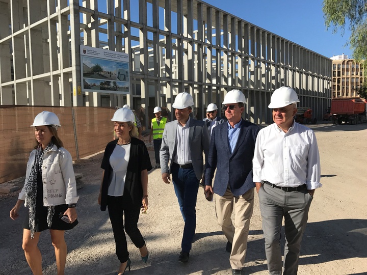 La consejera Adela Martínez-Cachá visita las obras que se están realizando en el el Instituto de Enseñanza Secundaria Ros Giner de Lorca