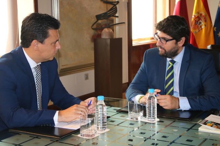 El presidente Fernando López Miras se reúne con el alcalde de San Javier (2)