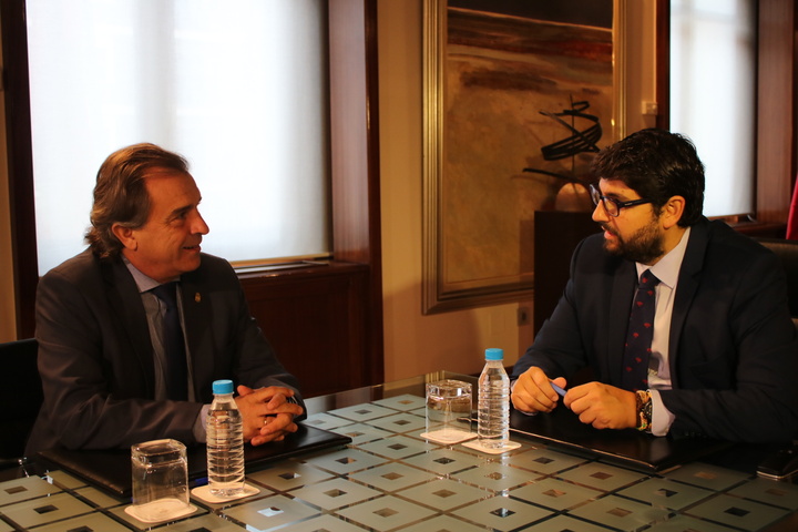 El presidente Fernando López Miras se reúne con el alcalde de Fortuna, José Enrique Gil (2)