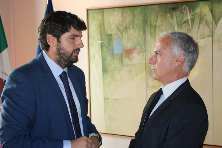 El presidente Fernando López Miras recibió hoy en el Palacio de San Esteban al cónsul honorario de México en Murcia