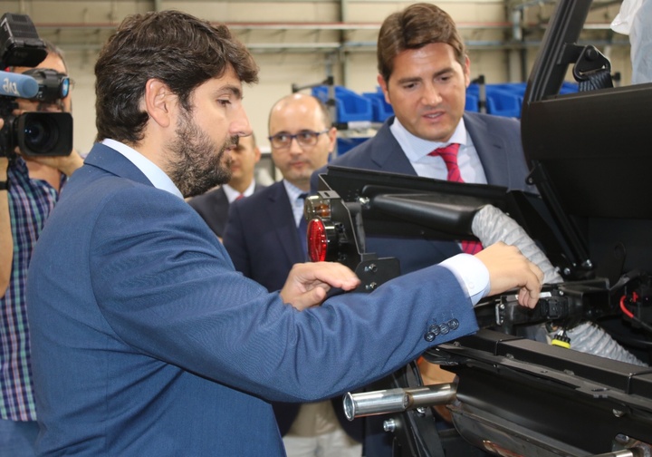 Fernando López Miras visita las instalaciones de la empresa Corvus Innova (1)