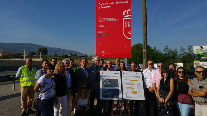 Inicio de la construcción de la glorieta de acceso a la urbanización Torreguil